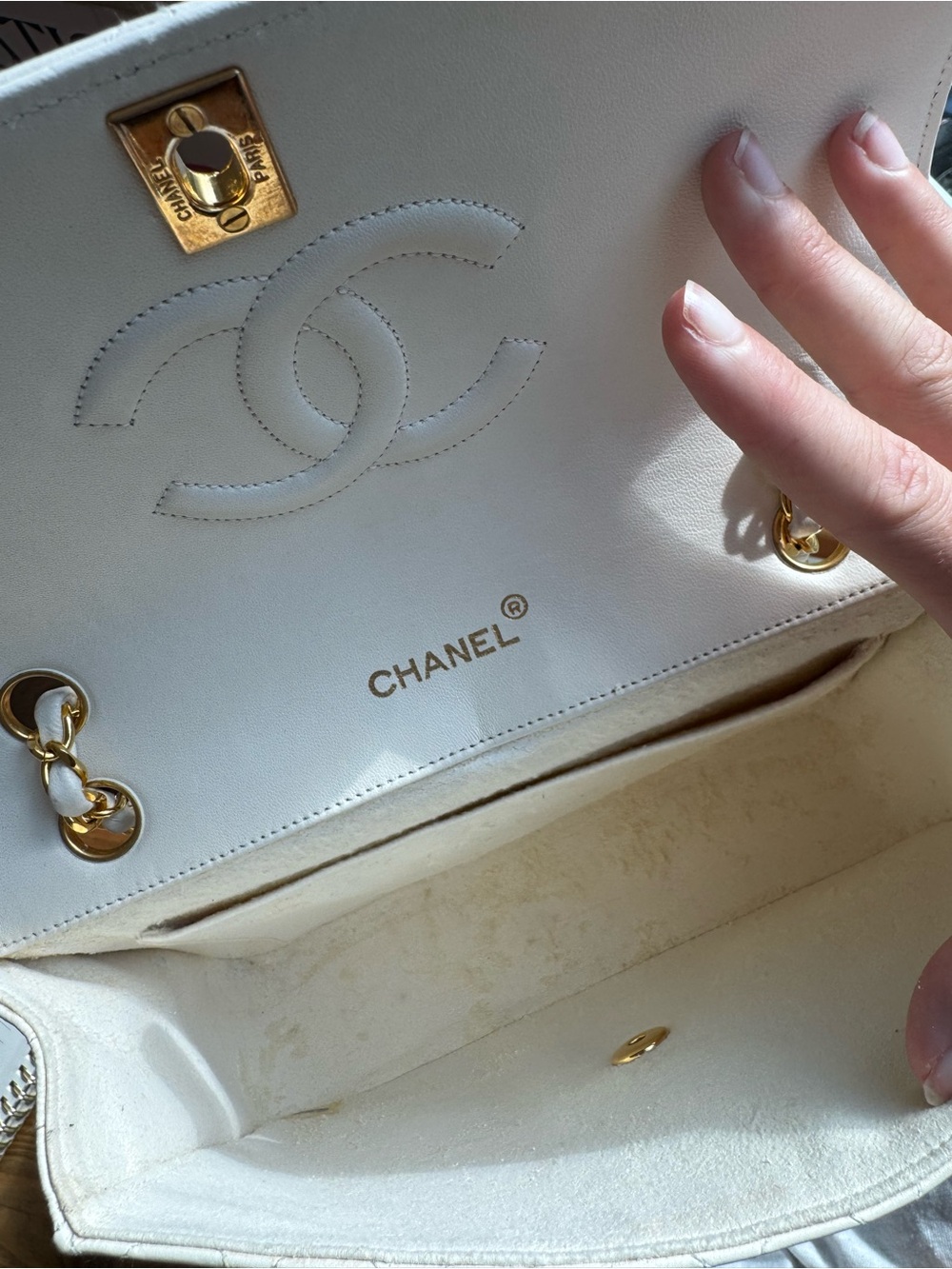 Chanel Vintage Classic Flap Bag | White Lambskin | 24K Gold Hardware, AUTHENTIC - Picture 9 of 17